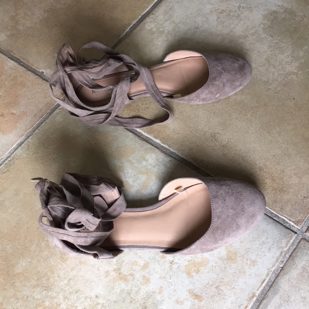 BRAND NEW WORN ONCE BEIGE WRAP ANKLE FLATS!